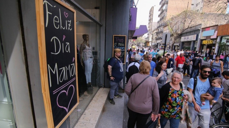 La calle San Luis es una de las arterias que adhieren al acuerdo de abrir el viernes y sábado previos al Día de la Madre.