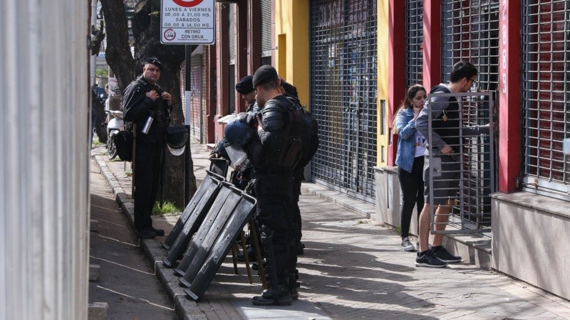 Fuerte operativo en la puerta del Sindicato de Peones de Taxis de Rosario. 