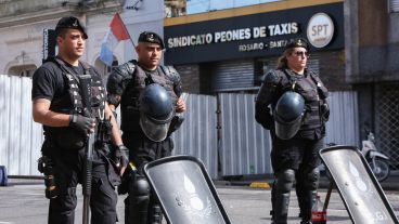 Fuerte operativo en la puerta del Sindicato de Peones de Taxis de Rosario.