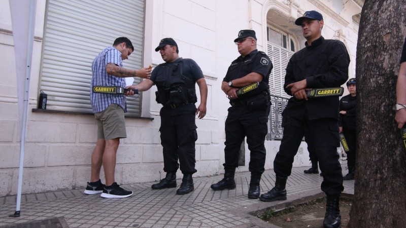Fuerte operativo en la puerta del Sindicato de Peones de Taxis de Rosario. 