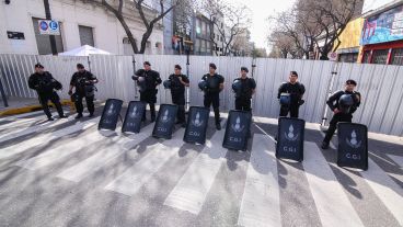 Fuerte operativo en la puerta del Sindicato de Peones de Taxis de Rosario.