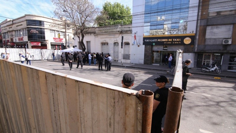 Fuerte operativo en la puerta del Sindicato de Peones de Taxis de Rosario. 