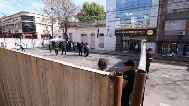 Fuerte operativo en la puerta del Sindicato de Peones de Taxis de Rosario.