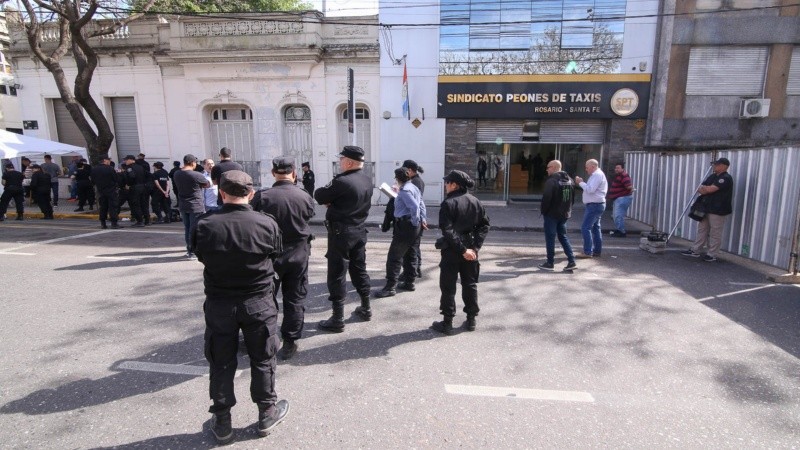 Fuerte operativo en la puerta del Sindicato de Peones de Taxis de Rosario. 
