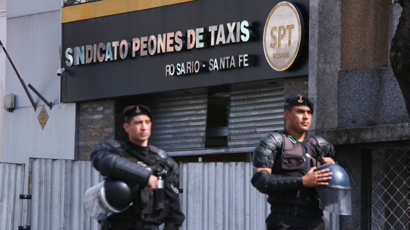 Fuerte operativo en la puerta del Sindicato de Peones de Taxis de Rosario. 