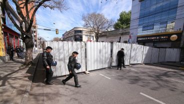 Fuerte operativo en la puerta del Sindicato de Peones de Taxis de Rosario.
