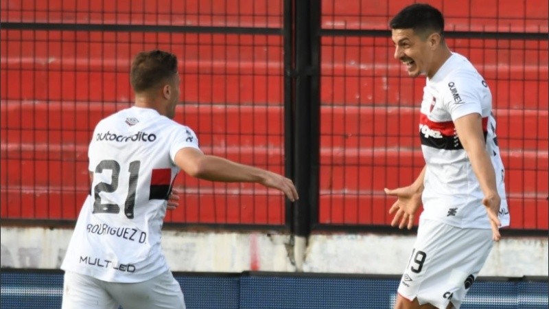 Salinas recibe al abrazo de Denis para celebrar el primero.