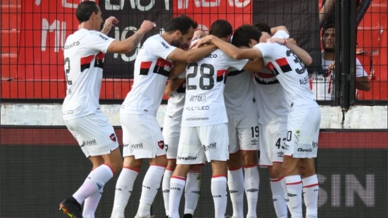 El festejo leproso en Paraná. Triunfazo ante el Patrón.