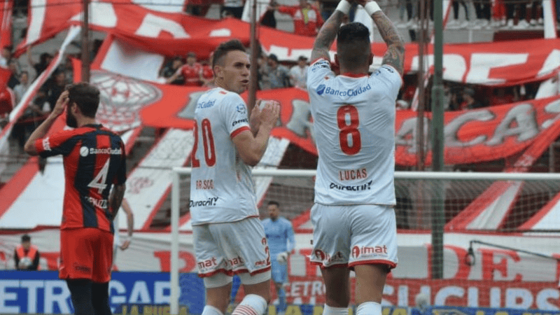 Lucas Barrios abrió el partido a los 25 minutos del primer tiempo.