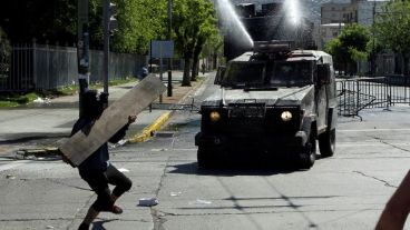 Pese al toque de queda, siguen las protestas en Chile.