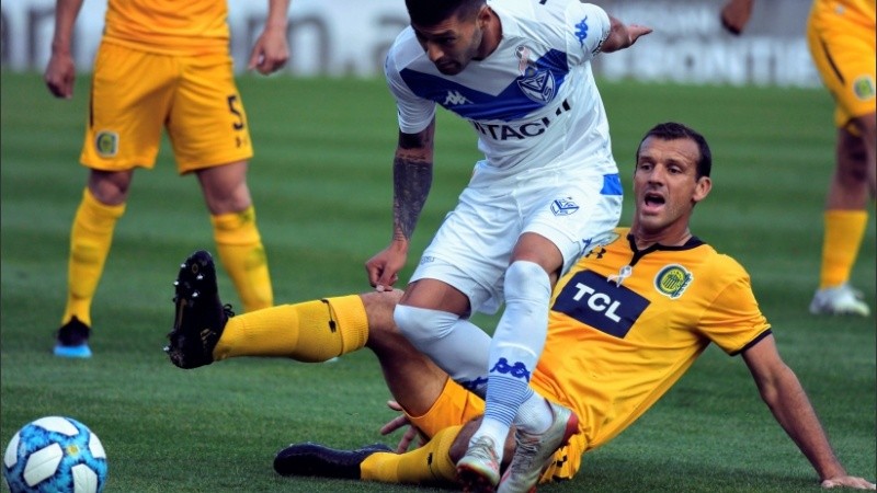 Novaretti busca el balón ante un delantero velezano.