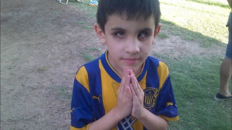 Aaron pide que le devuelvan el teléfono adaptado para ciegos que perdió en el Gigante. 