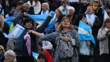 Carteles y banderas en la marcha del "Sí se puede" en Rosario.