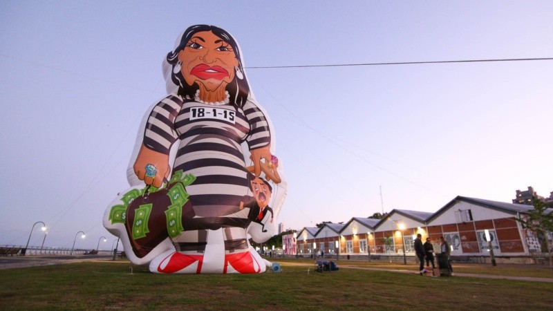El inflable de Cristina con el traje a rayas en el Parque España. 