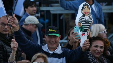 Los inflables pequeños con la figura de Cristina presa que se repartieron este martes.