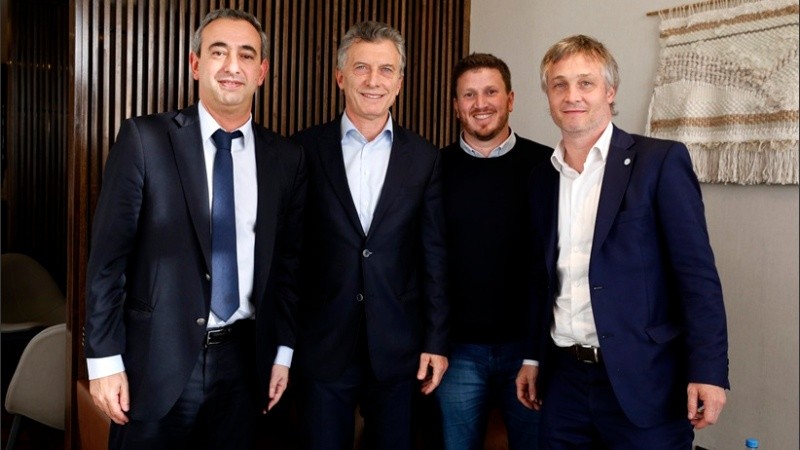 Javkin, Macri, Angelini y De Andreis en el aeropuerto rosarino.