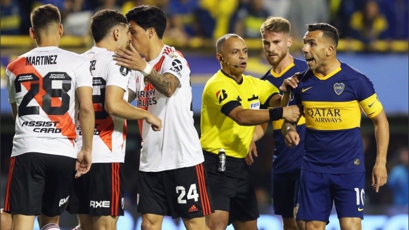 Tévez discute cara a cara con Montiel.