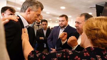 Macri fue bendecido por representantes de las iglesias evangélicas de Rosario.