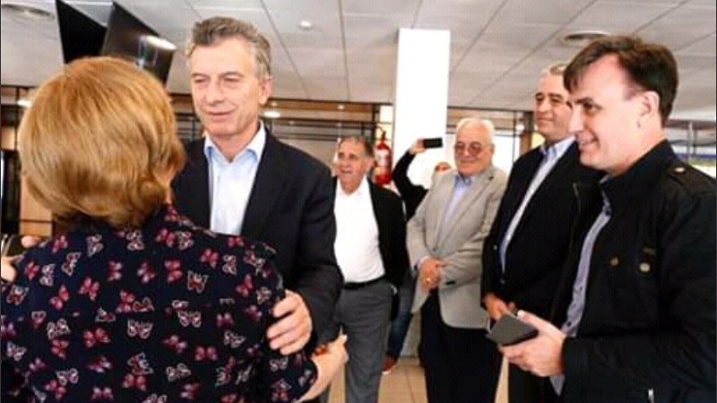 El presidente fue saludado este martes en el aeropuerto de Rosario, en la previa al acto de campaña-