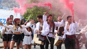 Color, música y buenos disfraces. La "bajada de medicina" tuvo lugar este miércoles por la mañana.
