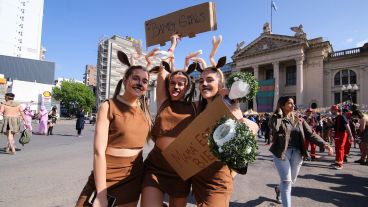 Color, música y buenos disfraces. La "bajada de medicina" tuvo lugar este miércoles por la mañana.