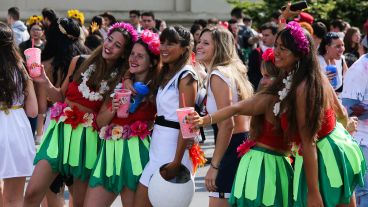 Color, música y buenos disfraces. La "bajada de medicina" tuvo lugar este miércoles por la mañana.
