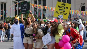 Color, música y buenos disfraces. La "bajada de medicina" tuvo lugar este miércoles por la mañana.