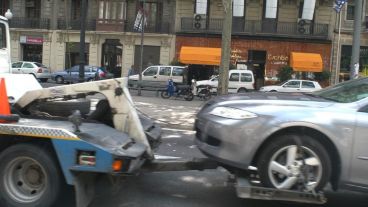 Sorpresa y desconcierto por el robo de autos con una grúa.