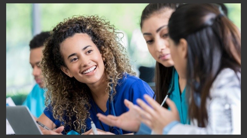 El proceso finaliza seleccionando un turno para presentarse en la Facultad personalmente.