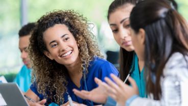 El proceso finaliza seleccionando un turno para presentarse en la Facultad personalmente.