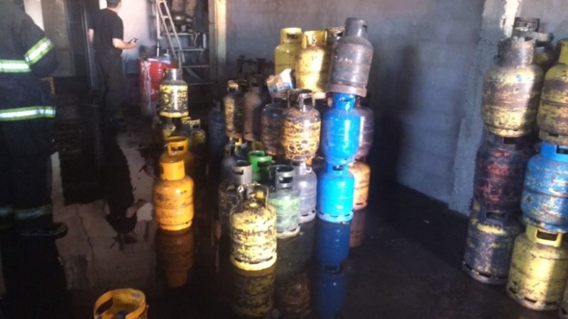 El incendio habría comenzado por una zapatilla que hizo corto. 