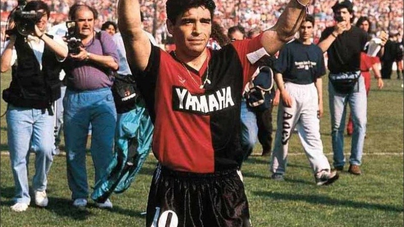 Diego con la camiseta de Newell's. Postal de 1993.