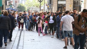 Mucha gente espera poder hacerse de unos dólares antes del domingo.