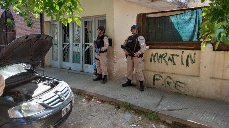 Uno de los cuatro allanamientos en domicilios de Rosario este jueves. 