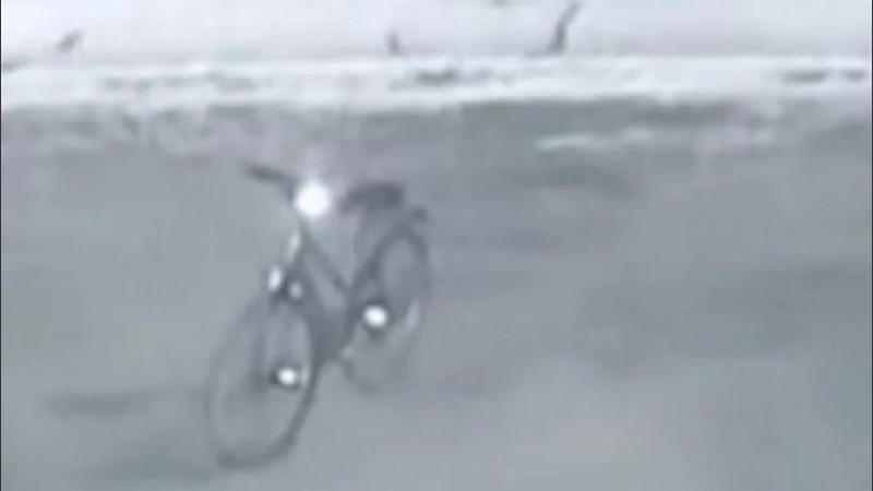 En el video se ve como la bicicleta de la nada comienza a andar.