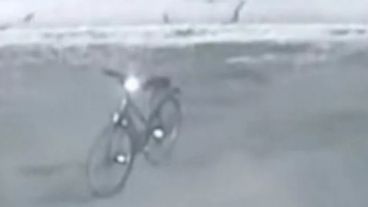 En el video se ve como la bicicleta de la nada comienza a andar.