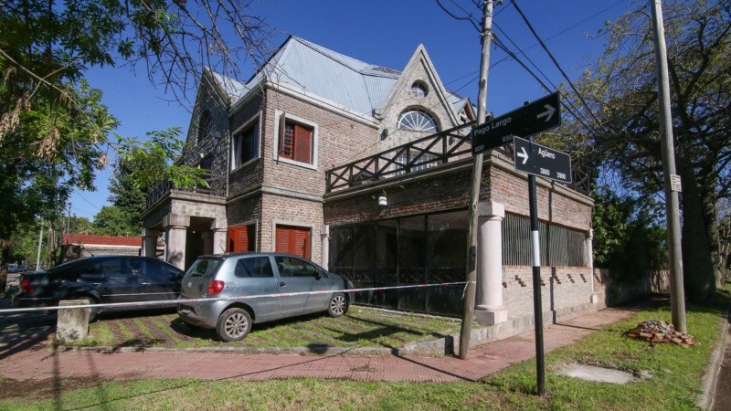 La casa en la que ocurrió el doble homicidio de este viernes en la zona norte está a nombre de un juez de Rosario. 