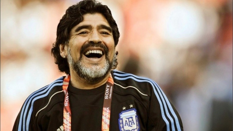 Diego llega este lunes a Rosario para jugar contra Newell's.