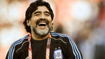 Diego llega este lunes a Rosario para jugar contra Newell's.