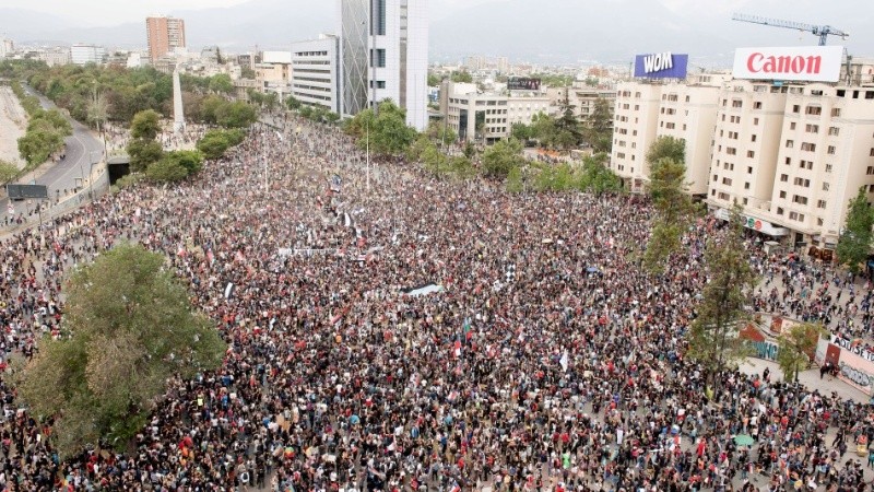 Siguen las protestas en Chile y cada vez más gente se moviliza.