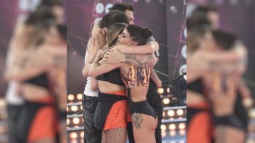 El abrazo de Fede Bal, Soledad Bayona, Sofía Pachano y Nico Sánchez.