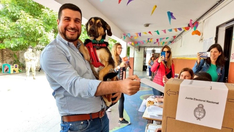 Marcos Cleri votando con su perro Vito. 