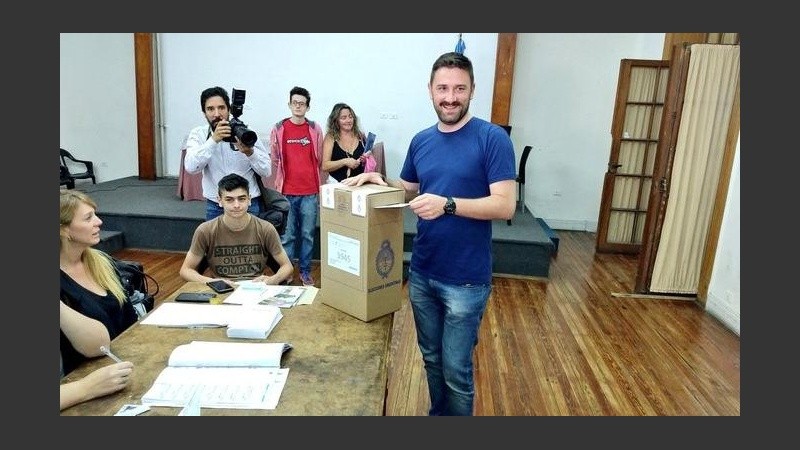 Enrique Estévez votó en la Facultad de Humanidades de Rosario. 