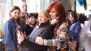 Cristina se tomó selfies con simpatizantes cuando esperaba su turno.