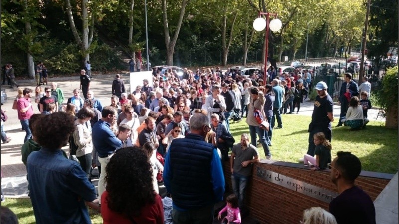 Argentinos esperando para votar en la puerta del Colegio Mayor de Madrid. 