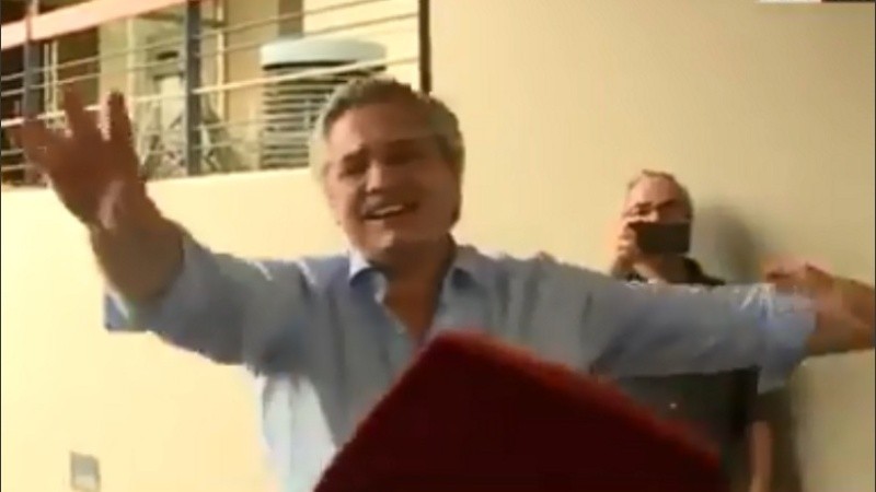 Fernández salió a saludar a militantes.