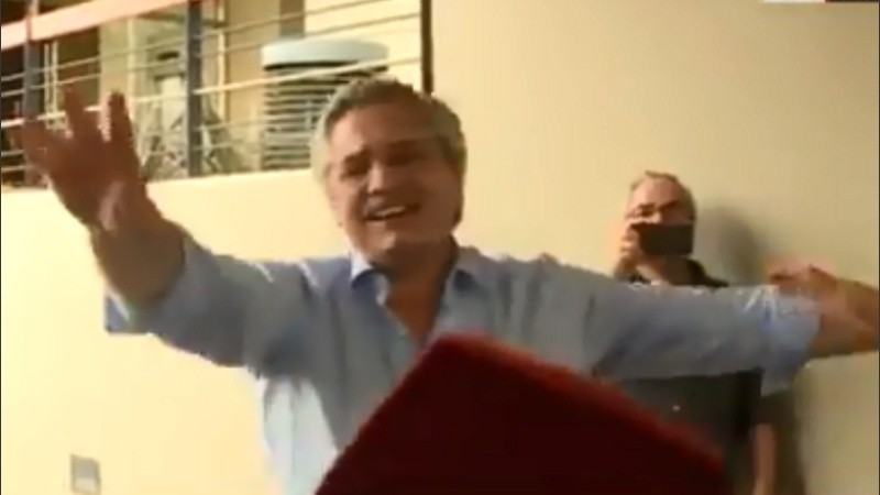 Fernández salió a saludar a militantes.