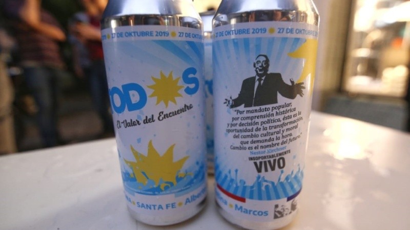 Desde temprano, todo listo para celebrar en la puerta del Centro Cultural Atlas.