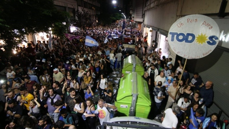 Calle Mitre colmada de militantes en el primer festejo.