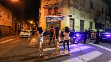 Un espacio de Juntos por el Cambio custodiado por la Policía.